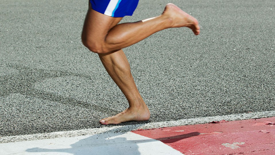 What Are Benefits of Barefoot Running & Risks?