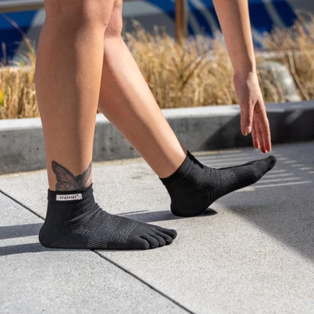 Injinji Run Lightweight Mini-Crew Toe Socks in Black