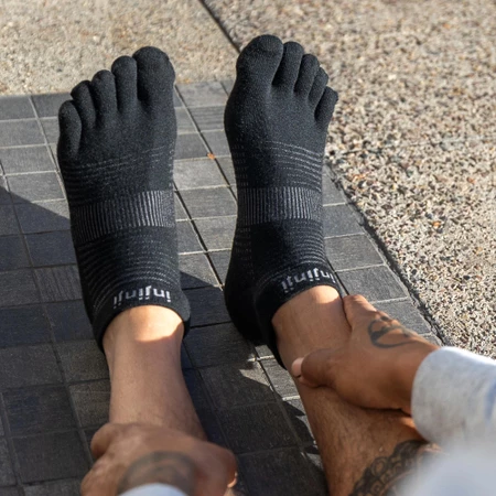 Injinji Run Lightweight No-Show Toe Socks in All Black