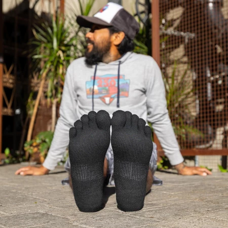 Injinji Run Lightweight No-Show Toe Socks in All Black