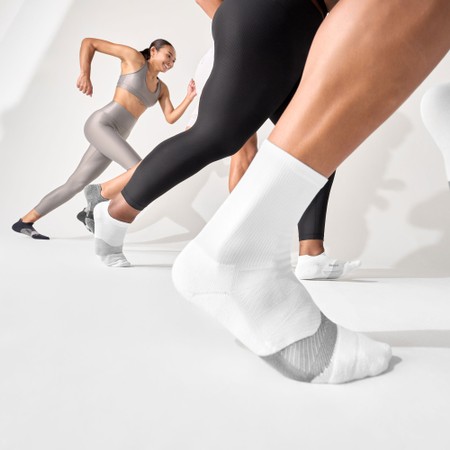 Feetures Elite Light Cushion Qtr Socks in White