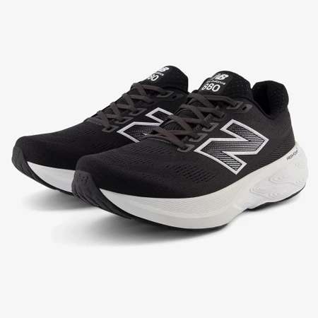 New Balance 880v15 in Black/White