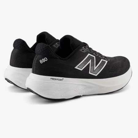 New Balance 880v15 in Black/White