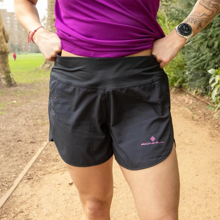 Ronhill Tech 4.5in Shorts in Black/Razz