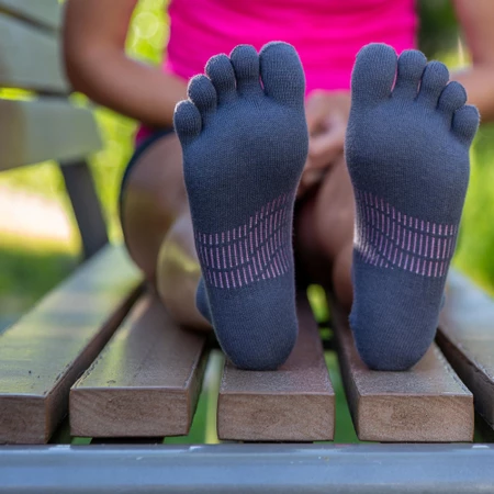 Injinji Women's Run Lightweight No-Show Toe Socks in Charcoal