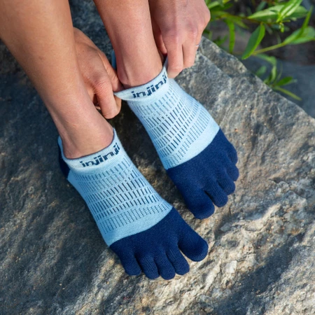 Injinji Women's Run Lightweight No-Show Toe Socks in Light Blue/Navy