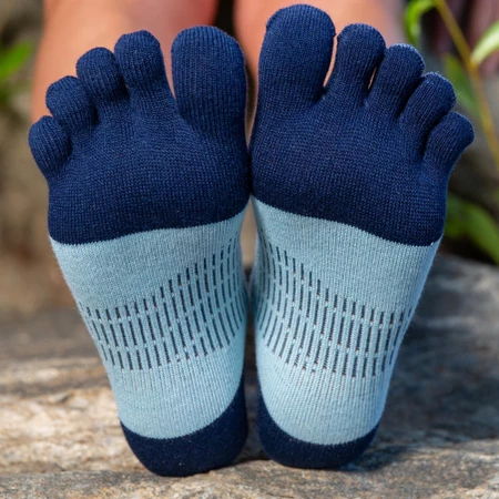 Injinji Women's Run Lightweight No-Show Toe Socks in Light Blue/Navy