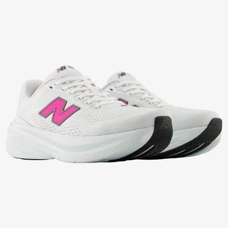 New Balance 860v15 B in White/Pink
