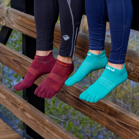 Injinji Women's Run Lightweight No-Show Toe Socks in Burgundy