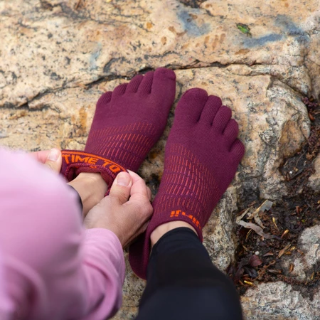 Injinji Women's Run Lightweight No-Show Toe Socks in Burgundy