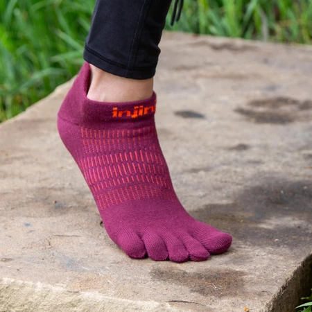 Injinji Women's Run Lightweight No-Show Toe Socks in Burgundy