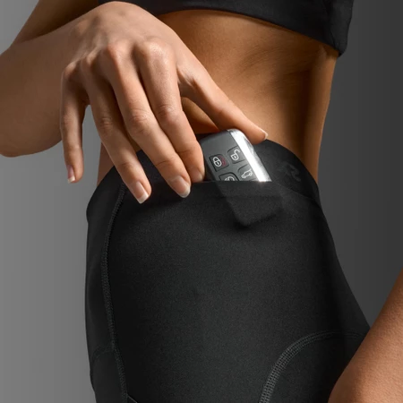 2XU Form Stash Hi-Rise Compression 3/4 Capris in Black