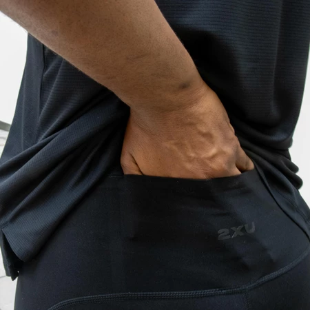 2XU Form Stash Hi-Rise Compression 3/4 Capris in Black