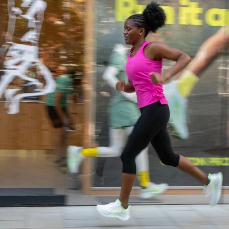 2XU Aero Singlet in Rose