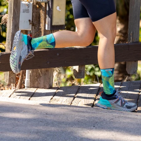 Injinji Trail Midweight Crew Toe Socks in Green/Black