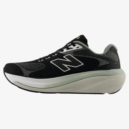 New Balance 860v15 in Black/Grey