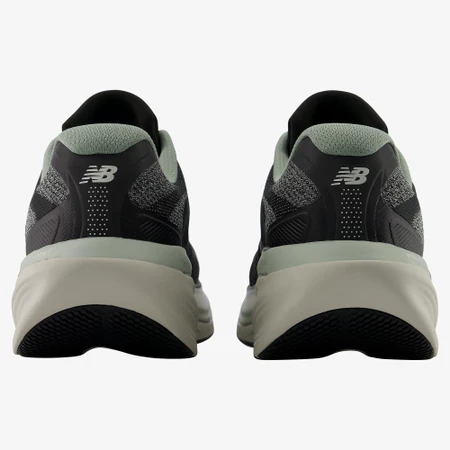 New Balance 860v15 in Black/Grey