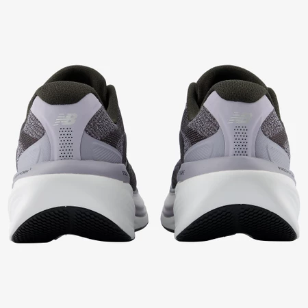 New Balance 860v15 in Black/Grey
